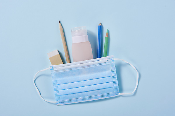 포토 JPG 스튜디오촬영 수업 학용품 색연필 실내 마스크 사람없음 하이앵글 연필 신학기 지우개 파란배경 전염병 손세정제 코로나바이러스 포스트코로나 델타변이바이러스 위드코로나 국내포토 교육 뷰포인트 백그라운드 문구용품 내부 파란색 필기구 바이러스 질병 사회이슈 세정제 파일형식