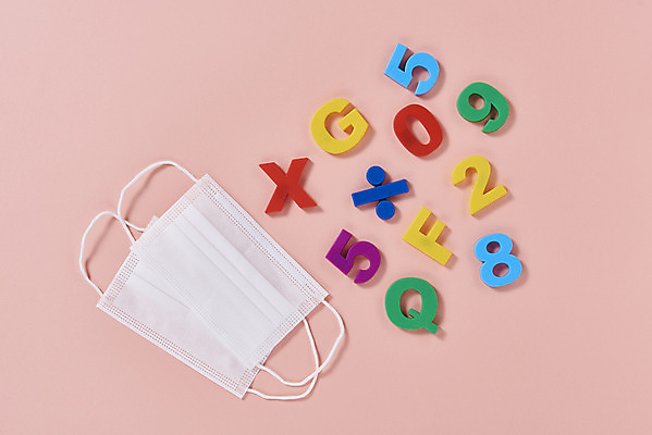 포토 JPG 스튜디오촬영 수업 실내 마스크 사람없음 하이앵글 숫자 블록 오브젝트 신학기 전염병 분홍색배경 코로나바이러스 포스트코로나 델타변이바이러스 위드코로나 국내포토 문자 교육 뷰포인트 분홍색 백그라운드 내부 바이러스 질병 사회이슈 파일형식