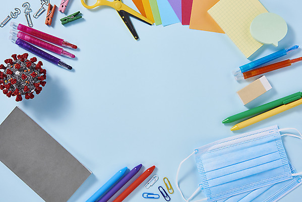 포토 JPG 스튜디오촬영 수업 학용품 색연필 가위 실내 마스크 사람없음 하이앵글 볼펜 모형 바이러스 신학기 지우개 파란배경 클립 색종이 전염병 코로나바이러스 포스트코로나 델타변이바이러스 위드코로나 국내포토 교육 종이 뷰포인트 백그라운드 문구용품 내부 파란색 펜 질병 사회이슈 파일형식