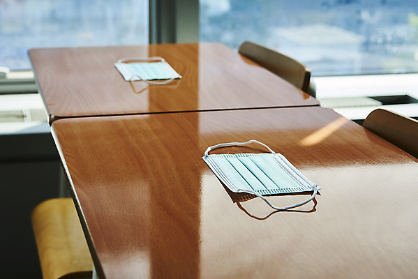 포토 JPG 스튜디오촬영 의자 교실 학교 수업 실내 마스크 사람없음 책상 신학기 전염병 코로나바이러스 포스트코로나 델타변이바이러스 위드코로나 국내포토 교육 가구 내부 바이러스 질병 사회이슈 파일형식