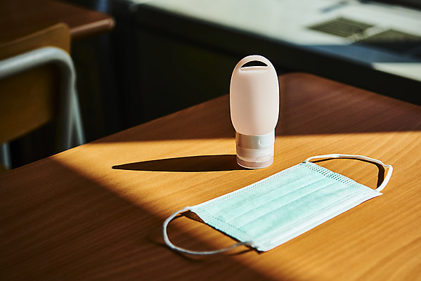 포토 JPG 스튜디오촬영 교실 학교 수업 실내 마스크 사람없음 책상 신학기 전염병 손세정제 코로나바이러스 포스트코로나 델타변이바이러스 위드코로나 국내포토 교육 가구 내부 바이러스 질병 사회이슈 세정제 파일형식
