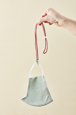 포토 JPG 스튜디오촬영 라이프스타일 손 여자 실내 마스크 한명 들기 사람 20대 성인 옆모습 신체부위 한국인 노란배경 스트랩 전염병 성인여자한명만 코로나바이러스 포스트코로나 델타변이바이러스 위드코로나 국내포토 1 뷰포인트 백그라운드 모션 동양인 청년 내부 생활 노란색 바이러스 질병 사회이슈 여자한명만 성인여자만 파일형식