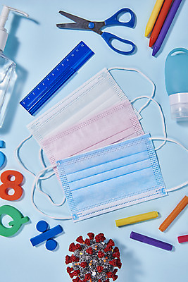 포토 JPG 스튜디오촬영 수업 학용품 색연필 가위 실내 자 마스크 사람없음 하이앵글 볼펜 모형 바이러스 신학기 파란배경 전염병 손세정제 코로나바이러스 포스트코로나 델타변이바이러스 위드코로나 국내포토 교육 뷰포인트 백그라운드 문구용품 내부 파란색 펜 질병 사회이슈 세정제 파일형식