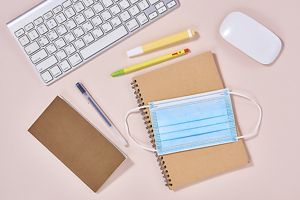 포토 JPG 스튜디오촬영 라이프스타일 실내 마스크 사람없음 하이앵글 볼펜 다이어리 사무용품 키보드 마우스 전염병 분홍색배경 코로나바이러스 포스트코로나 델타변이바이러스 위드코로나 국내포토 뷰포인트 분홍색 백그라운드 문구용품 내부 생활 펜 컴퓨터용품 바이러스 질병 사회이슈 파일형식
