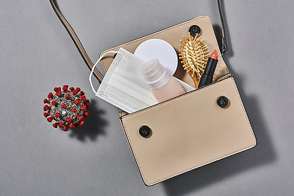 포토 JPG 스튜디오촬영 라이프스타일 회색배경 실내 마스크 사람없음 하이앵글 모형 화장품 립스틱 핸드백 머리빗 바이러스 담기 전염병 손세정제 코로나바이러스 포스트코로나 델타변이바이러스 위드코로나 국내포토 뷰포인트 백그라운드 가방 모션 내부 생활 뷰티 회색 미용용품 질병 사회이슈 세정제 파일형식