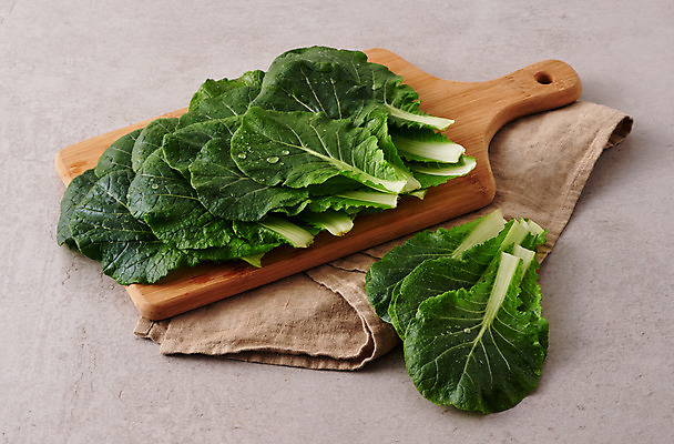 포토 JPG 스튜디오촬영 음식 채소 식재료 회색배경 실내 사람없음 천 나무도마 쌈배추 국내포토 백그라운드 도마 내부 목재 회색 직물 배추 파일형식