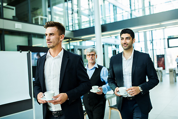 포토 JPG 서양인 외국인 응시 남자 커피 중년 50대 비즈니스 미소 들기 사람 상반신 20대 성인 옆모습 세명 30대 걷기 업무 커피잔 동료 남자만 국내포토 시선 음료 뷰포인트 관계 모션 잔 표정 인종 청년 장년 작업 파일형식