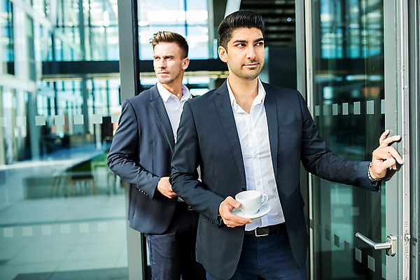 포토 JPG 서양인 외국인 응시 남자 커피 비즈니스 서기 들기 사람 상반신 20대 성인 두명 앞모습 30대 문 업무 오픈 커피잔 동료 성인남자만 국내포토 시선 음료 뷰포인트 관계 모션 잔 인종 청년 장년 작업 남자만 성인만 파일형식