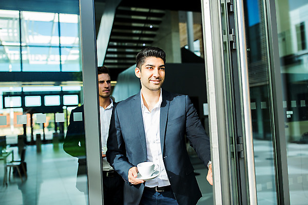 포토 JPG 서양인 외국인 응시 남자 커피 비즈니스 서기 들기 사람 상반신 20대 성인 두명 앞모습 30대 문 업무 오픈 커피잔 동료 성인남자만 국내포토 시선 음료 뷰포인트 관계 모션 잔 인종 청년 장년 작업 남자만 성인만 파일형식