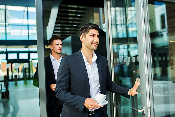 포토 JPG 서양인 외국인 응시 남자 커피 비즈니스 서기 들기 사람 상반신 20대 성인 두명 앞모습 30대 문 업무 오픈 커피잔 동료 성인남자만 국내포토 시선 음료 뷰포인트 관계 모션 잔 인종 청년 장년 작업 남자만 성인만 파일형식