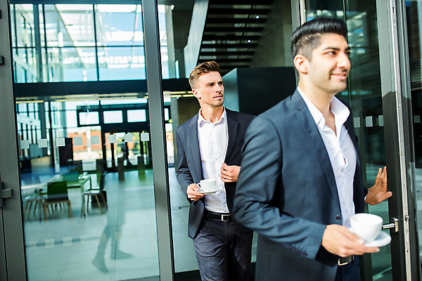 포토 JPG 서양인 외국인 응시 남자 커피 비즈니스 서기 들기 사람 상반신 20대 성인 두명 앞모습 옆모습 30대 문 업무 오픈 커피잔 동료 성인남자만 국내포토 시선 음료 뷰포인트 관계 모션 잔 인종 청년 장년 작업 남자만 성인만 파일형식