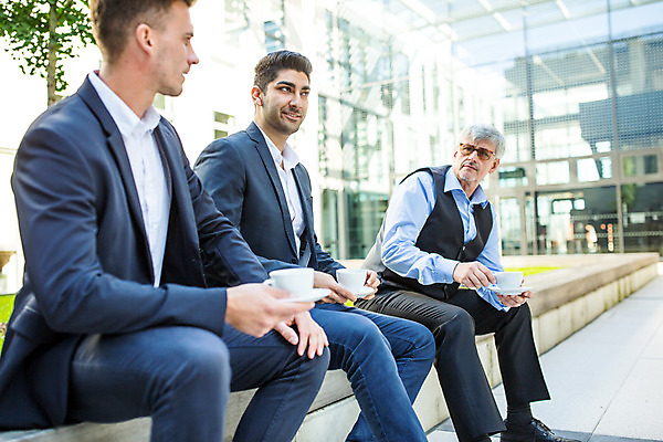 포토 JPG 전신 서양인 외국인 응시 남자 커피 중년 50대 비즈니스 대화 들기 사람 앉기 상반신 20대 성인 옆모습 세명 30대 업무 커피잔 동료 남자만 국내포토 시선 음료 뷰포인트 관계 모션 잔 말하기 인종 청년 장년 작업 파일형식