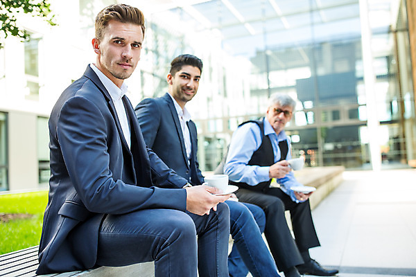 포토 JPG 전신 서양인 외국인 응시 남자 커피 중년 50대 비즈니스 대화 미소 들기 사람 앉기 상반신 20대 성인 옆모습 세명 30대 업무 커피잔 동료 남자만 국내포토 시선 음료 뷰포인트 관계 모션 잔 표정 말하기 인종 청년 장년 작업 파일형식