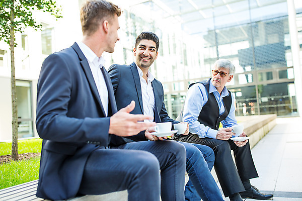 포토 JPG 전신 서양인 외국인 응시 남자 커피 중년 50대 비즈니스 대화 미소 들기 사람 앉기 상반신 20대 성인 옆모습 세명 30대 업무 커피잔 동료 남자만 국내포토 시선 음료 뷰포인트 관계 모션 잔 표정 말하기 인종 청년 장년 작업 파일형식