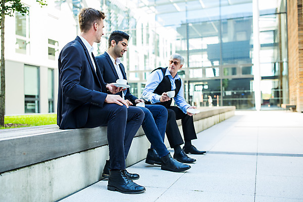 포토 JPG 전신 서양인 외국인 응시 남자 커피 중년 50대 비즈니스 대화 미소 들기 사람 앉기 20대 성인 옆모습 세명 30대 업무 커피잔 동료 남자만 국내포토 시선 음료 뷰포인트 관계 모션 잔 표정 말하기 인종 청년 장년 작업 파일형식