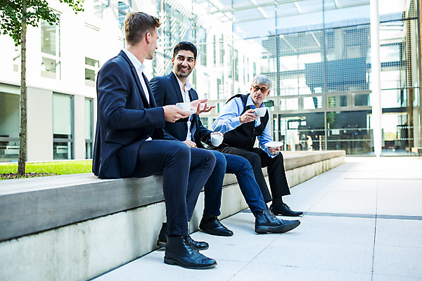 포토 JPG 전신 서양인 외국인 응시 남자 커피 중년 50대 비즈니스 대화 미소 들기 사람 앉기 손짓 20대 성인 옆모습 세명 30대 업무 커피잔 동료 남자만 국내포토 시선 음료 뷰포인트 관계 모션 잔 표정 말하기 인종 청년 장년 작업 파일형식