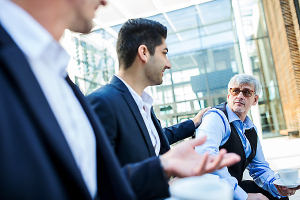 포토 JPG 서양인 외국인 응시 남자 커피 중년 50대 비즈니스 대화 미소 들기 사람 앉기 손짓 상반신 20대 성인 옆모습 세명 30대 업무 커피잔 동료 남자만 국내포토 시선 음료 뷰포인트 관계 모션 잔 표정 말하기 인종 청년 장년 작업 파일형식