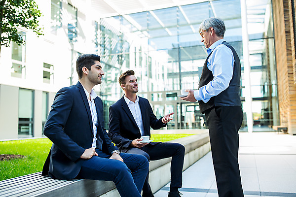 포토 JPG 전신 서양인 외국인 응시 남자 커피 중년 50대 비즈니스 대화 서기 미소 들기 사람 앉기 손짓 상반신 20대 성인 옆모습 세명 30대 업무 커피잔 동료 남자만 국내포토 시선 음료 뷰포인트 관계 모션 잔 표정 말하기 인종 청년 장년 작업 파일형식