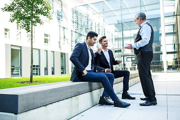 포토 JPG 전신 서양인 외국인 응시 남자 커피 중년 50대 비즈니스 대화 서기 미소 들기 사람 앉기 손짓 20대 성인 옆모습 세명 30대 업무 커피잔 동료 남자만 국내포토 시선 음료 뷰포인트 관계 모션 잔 표정 말하기 인종 청년 장년 작업 파일형식