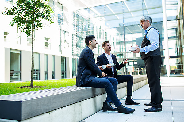 포토 JPG 전신 서양인 외국인 응시 남자 커피 중년 50대 비즈니스 대화 서기 미소 들기 사람 앉기 손짓 20대 성인 옆모습 세명 30대 업무 커피잔 동료 남자만 국내포토 시선 음료 뷰포인트 관계 모션 잔 표정 말하기 인종 청년 장년 작업 파일형식