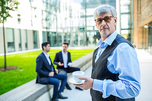 포토 JPG 서양인 외국인 응시 남자 커피 중년 50대 비즈니스 대화 서기 들기 사람 앉기 상반신 20대 성인 옆모습 세명 30대 업무 커피잔 동료 남자만 국내포토 시선 음료 뷰포인트 관계 모션 잔 말하기 인종 청년 장년 작업 파일형식