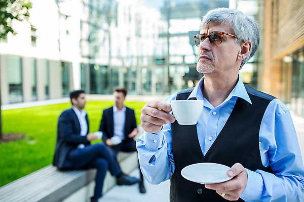 포토 JPG 서양인 외국인 응시 남자 커피 중년 50대 비즈니스 대화 서기 들기 사람 앉기 상반신 20대 성인 앞모습 옆모습 세명 30대 업무 커피잔 동료 남자만 국내포토 시선 음료 뷰포인트 관계 모션 잔 말하기 인종 청년 장년 작업 파일형식