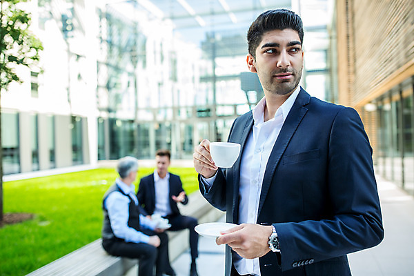 포토 JPG 서양인 외국인 응시 남자 커피 중년 50대 비즈니스 대화 서기 들기 사람 앉기 상반신 20대 성인 앞모습 옆모습 세명 30대 업무 커피잔 동료 남자만 국내포토 시선 음료 뷰포인트 관계 모션 잔 말하기 인종 청년 장년 작업 파일형식