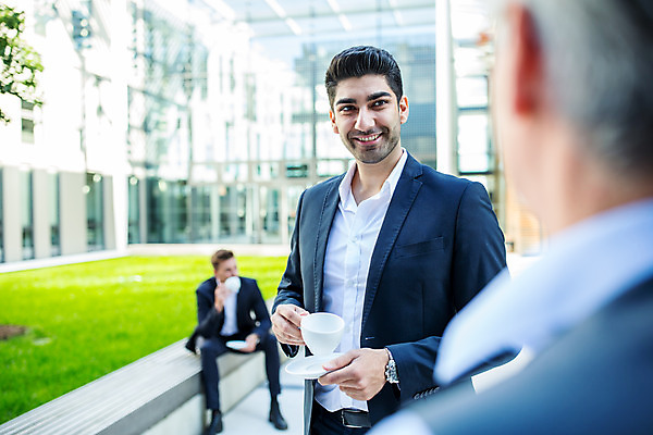 포토 JPG 전신 서양인 외국인 응시 남자 커피 중년 50대 비즈니스 대화 서기 미소 들기 사람 앉기 상반신 20대 성인 앞모습 뒷모습 세명 30대 업무 커피잔 동료 남자만 국내포토 시선 음료 뷰포인트 관계 모션 잔 표정 말하기 인종 청년 장년 작업 파일형식