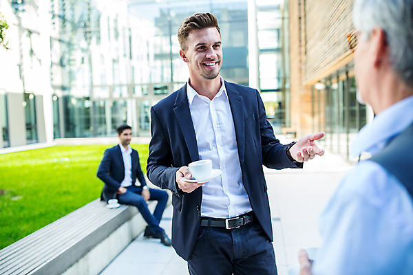 포토 JPG 전신 서양인 외국인 응시 남자 커피 중년 50대 비즈니스 대화 서기 미소 들기 사람 앉기 상반신 20대 성인 앞모습 뒷모습 세명 30대 업무 커피잔 동료 남자만 국내포토 시선 음료 뷰포인트 관계 모션 잔 표정 말하기 인종 청년 장년 작업 파일형식