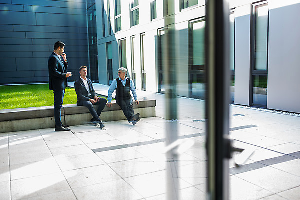 포토 JPG 전신 서양인 외국인 응시 남자 커피 중년 50대 비즈니스 서기 미소 들기 사람 앉기 20대 성인 앞모습 옆모습 세명 30대 업무 커피잔 동료 남자만 국내포토 시선 음료 뷰포인트 관계 모션 잔 표정 인종 청년 장년 작업 파일형식