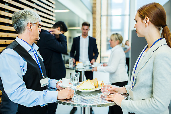 포토 JPG 서양인 외국인 응시 여자 남자 빵 중년 50대 비즈니스 대화 서기 사람 손짓 여러명 상반신 20대 성인 앞모습 옆모습 아웃포커스 30대 업무 동료 다과 국내포토 시선 음식 뷰포인트 다수 관계 모션 디저트 촬영기법 말하기 인종 청년 장년 작업 파일형식