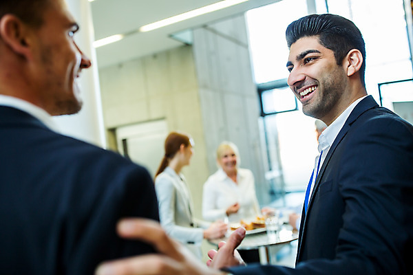 포토 JPG 서양인 외국인 응시 여자 남자 중년 50대 비즈니스 대화 서기 미소 사람 여러명 상반신 20대 성인 앞모습 옆모습 아웃포커스 30대 업무 동료 다과 국내포토 시선 뷰포인트 다수 관계 모션 디저트 촬영기법 표정 말하기 인종 청년 장년 작업 파일형식
