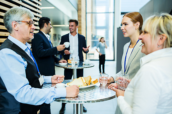 포토 JPG 서양인 외국인 응시 여자 남자 중년 50대 비즈니스 대화 서기 미소 들기 사람 손짓 여러명 상반신 20대 성인 앞모습 옆모습 30대 업무 동료 다과 국내포토 시선 뷰포인트 다수 관계 모션 디저트 표정 말하기 인종 청년 장년 작업 파일형식