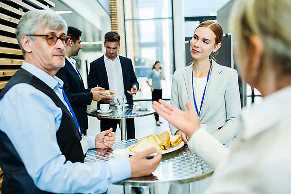 포토 JPG 서양인 외국인 응시 여자 남자 중년 50대 비즈니스 대화 서기 미소 사람 손짓 여러명 상반신 20대 성인 앞모습 옆모습 30대 업무 동료 다과 국내포토 시선 뷰포인트 다수 관계 모션 디저트 표정 말하기 인종 청년 장년 작업 파일형식