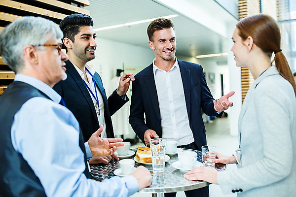 포토 JPG 서양인 외국인 응시 여자 남자 중년 50대 비즈니스 대화 서기 미소 사람 손짓 여러명 상반신 20대 성인 앞모습 옆모습 30대 업무 동료 다과 국내포토 시선 뷰포인트 다수 관계 모션 디저트 표정 말하기 인종 청년 장년 작업 파일형식