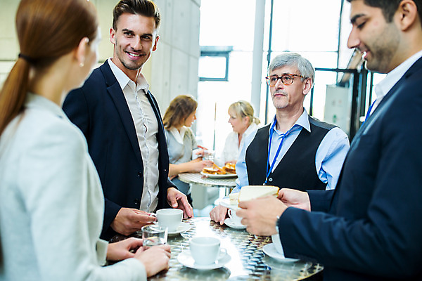 포토 JPG 서양인 외국인 응시 여자 남자 중년 50대 비즈니스 대화 서기 미소 사람 손짓 여러명 상반신 20대 성인 앞모습 옆모습 30대 업무 동료 다과 국내포토 시선 뷰포인트 다수 관계 모션 디저트 표정 말하기 인종 청년 장년 작업 파일형식