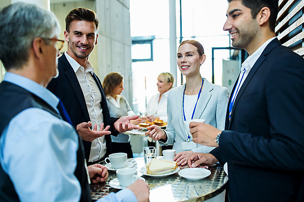포토 JPG 서양인 외국인 응시 여자 남자 중년 50대 비즈니스 대화 서기 미소 사람 손짓 여러명 상반신 20대 성인 앞모습 옆모습 30대 업무 동료 다과 국내포토 시선 뷰포인트 다수 관계 모션 디저트 표정 말하기 인종 청년 장년 작업 파일형식