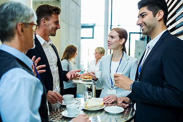 포토 JPG 서양인 외국인 응시 여자 남자 중년 50대 비즈니스 대화 서기 미소 사람 손짓 여러명 상반신 20대 성인 앞모습 옆모습 30대 업무 동료 다과 국내포토 시선 뷰포인트 다수 관계 모션 디저트 표정 말하기 인종 청년 장년 작업 파일형식