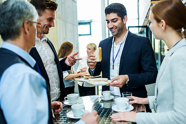 포토 JPG 서양인 외국인 응시 여자 남자 중년 50대 비즈니스 대화 서기 미소 사람 손짓 여러명 상반신 20대 성인 앞모습 옆모습 30대 업무 동료 다과 국내포토 시선 뷰포인트 다수 관계 모션 디저트 표정 말하기 인종 청년 장년 작업 파일형식