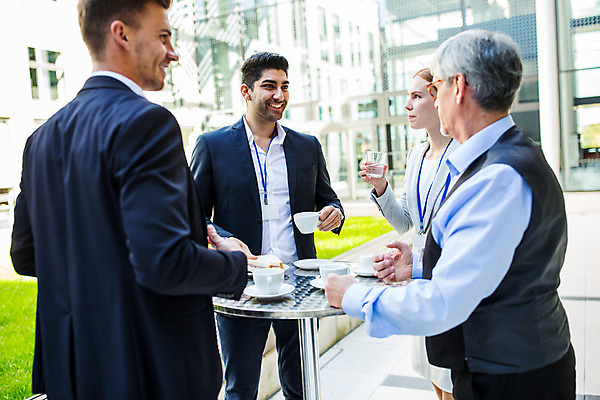 포토 JPG 서양인 외국인 응시 여자 남자 중년 50대 비즈니스 대화 서기 미소 사람 여러명 상반신 20대 성인 앞모습 옆모습 30대 업무 동료 다과 국내포토 시선 뷰포인트 다수 관계 모션 디저트 표정 말하기 인종 청년 장년 작업 파일형식