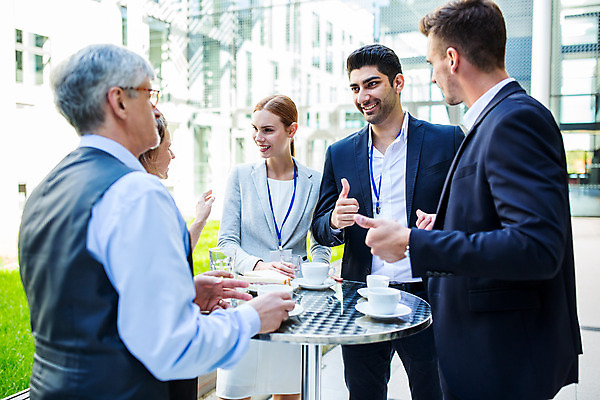 포토 JPG 서양인 외국인 응시 여자 남자 중년 50대 비즈니스 대화 서기 미소 사람 여러명 상반신 20대 성인 앞모습 옆모습 30대 업무 동료 다과 국내포토 시선 뷰포인트 다수 관계 모션 디저트 표정 말하기 인종 청년 장년 작업 파일형식