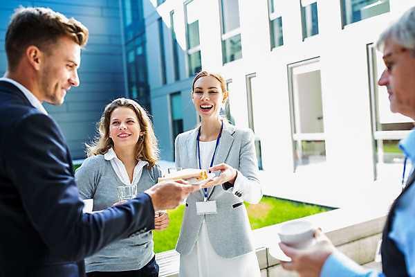 포토 JPG 서양인 외국인 응시 여자 남자 중년 50대 비즈니스 대화 서기 미소 사람 여러명 상반신 20대 성인 앞모습 옆모습 30대 업무 동료 다과 국내포토 시선 뷰포인트 다수 관계 모션 디저트 표정 말하기 인종 청년 장년 작업 파일형식