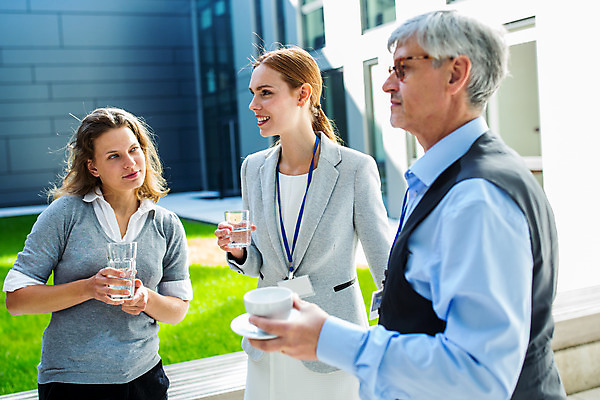 포토 JPG 서양인 외국인 응시 여자 남자 중년 50대 비즈니스 대화 서기 미소 사람 상반신 20대 성인 앞모습 옆모습 세명 30대 업무 동료 다과 국내포토 시선 뷰포인트 관계 모션 디저트 표정 말하기 인종 청년 장년 작업 파일형식
