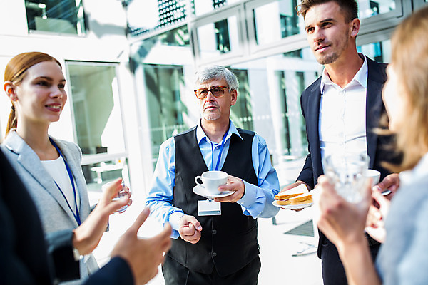 포토 JPG 서양인 외국인 응시 여자 남자 중년 50대 비즈니스 대화 서기 미소 사람 여러명 상반신 20대 성인 앞모습 옆모습 30대 업무 동료 다과 국내포토 시선 뷰포인트 다수 관계 모션 디저트 표정 말하기 인종 청년 장년 작업 파일형식