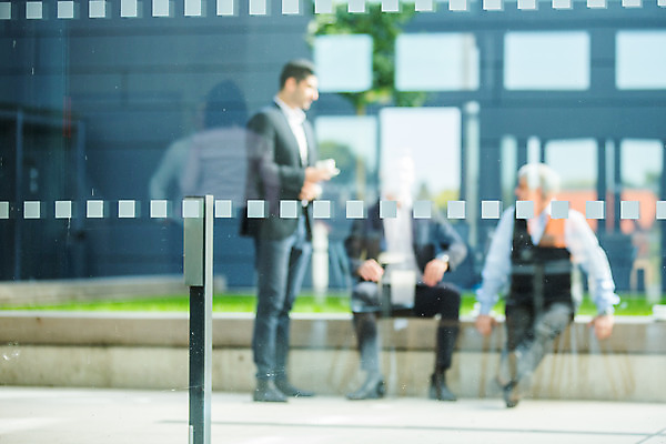 포토 JPG 전신 서양인 외국인 응시 남자 중년 50대 비즈니스 대화 서기 사람 앉기 20대 성인 앞모습 옆모습 아웃포커스 세명 30대 업무 동료 국내포토 시선 뷰포인트 관계 모션 촬영기법 말하기 인종 청년 장년 작업 파일형식