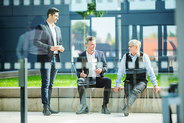 포토 JPG 전신 서양인 외국인 응시 남자 커피 중년 50대 비즈니스 대화 서기 사람 앉기 손짓 20대 성인 앞모습 옆모습 세명 30대 업무 커피잔 동료 국내포토 시선 음료 뷰포인트 관계 모션 잔 말하기 인종 청년 장년 작업 파일형식