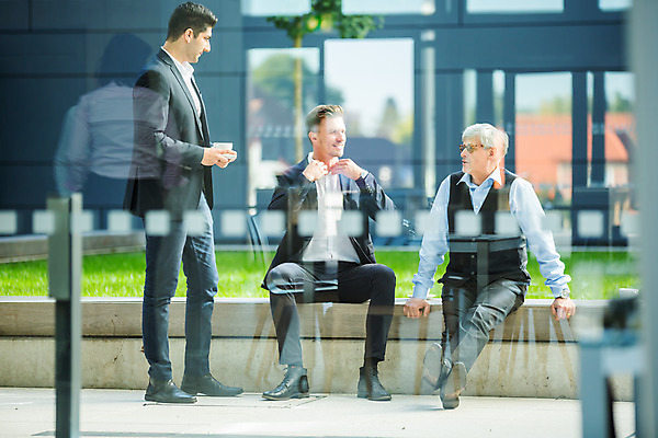 포토 JPG 전신 서양인 외국인 응시 남자 커피 중년 50대 비즈니스 대화 서기 사람 앉기 손짓 20대 성인 앞모습 옆모습 세명 30대 업무 커피잔 동료 국내포토 시선 음료 뷰포인트 관계 모션 잔 말하기 인종 청년 장년 작업 파일형식