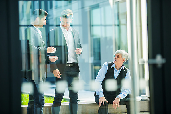 포토 JPG 전신 서양인 외국인 응시 남자 커피 중년 50대 비즈니스 대화 서기 들기 사람 앉기 손짓 20대 성인 앞모습 옆모습 세명 30대 업무 커피잔 동료 국내포토 시선 음료 뷰포인트 관계 모션 잔 말하기 인종 청년 장년 작업 파일형식