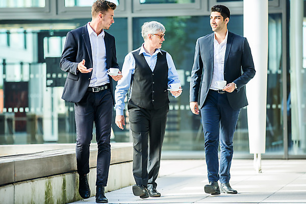 포토 JPG 전신 서양인 외국인 응시 남자 커피 중년 50대 비즈니스 대화 서기 들기 사람 손짓 20대 성인 앞모습 옆모습 세명 30대 걷기 업무 커피잔 동료 국내포토 시선 음료 뷰포인트 관계 모션 잔 말하기 인종 청년 장년 작업 파일형식