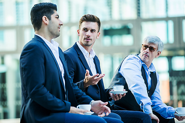 포토 JPG 서양인 외국인 응시 남자 커피 중년 50대 비즈니스 대화 들기 사람 앉기 손짓 상반신 20대 성인 옆모습 세명 30대 업무 커피잔 동료 국내포토 시선 음료 뷰포인트 관계 모션 잔 말하기 인종 청년 장년 작업 파일형식